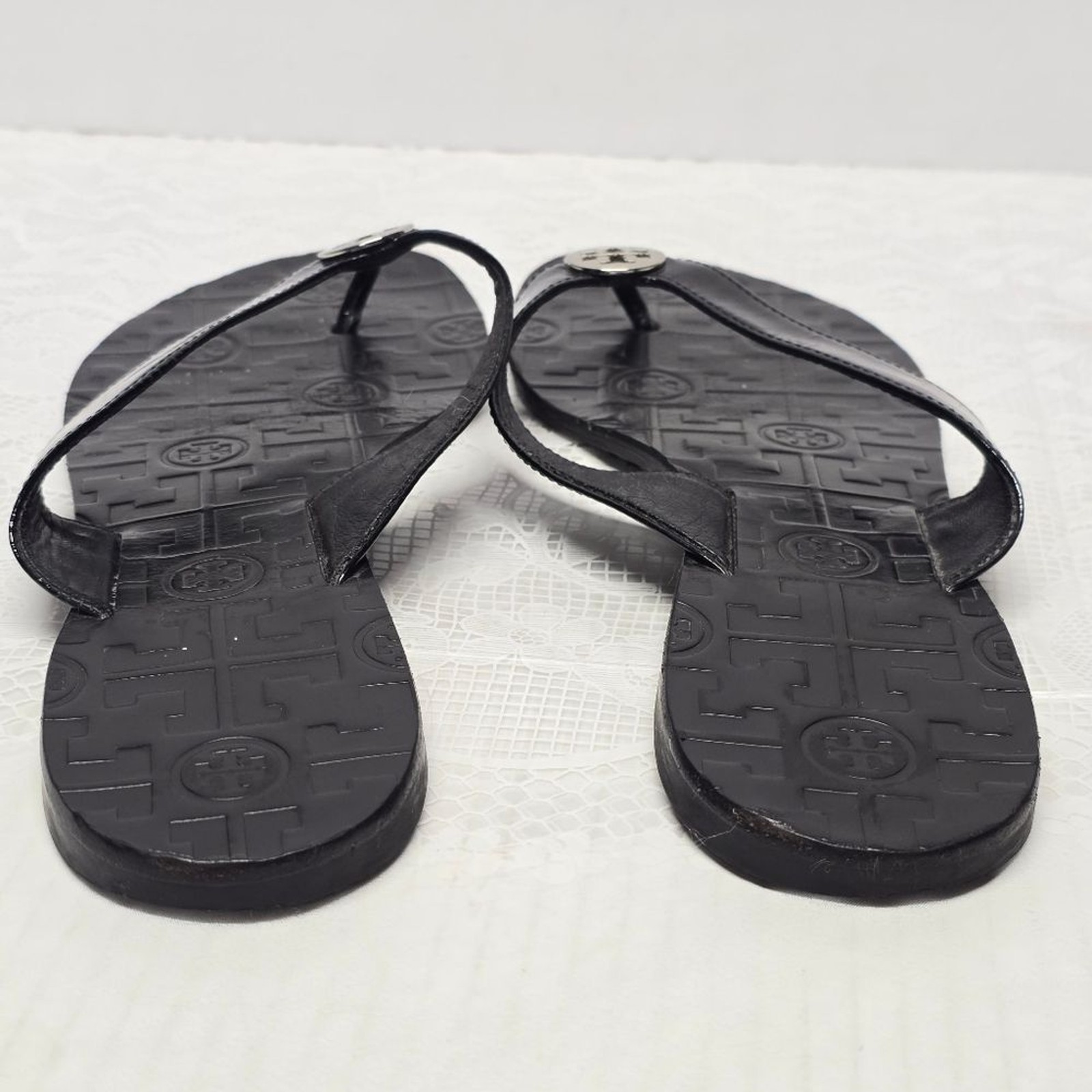 Tory Burch Thora Flip Flop Black Leather Sandals Size 9 Silver Logo Boho Summer thumbnail 3