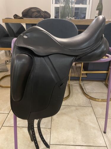 FairfaxDressage Saddle 17.5 Medium/Wide Black with Adjustable Gullet