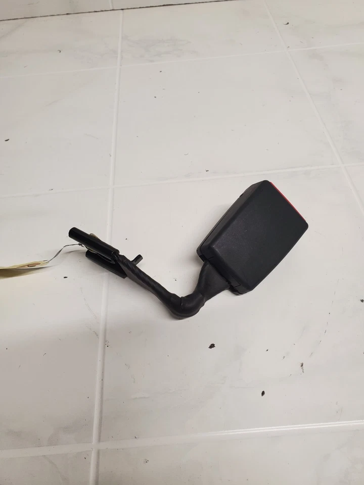 2014-2020 JEEP CHEROKEE ПАССАЖИРСКИЙ ЗАДНИЙ ЦЕНТРАЛЬНЫЙ РЕМЕНЬ БЕЗОПАСНОСТИ ПРЯЖКА OEM 1UU691X9AD - Изображение 3 из 4