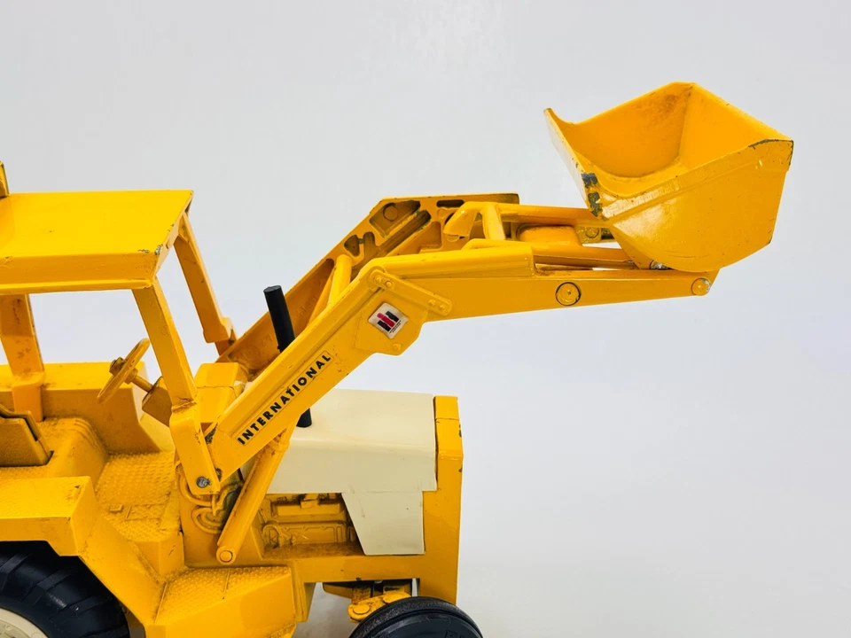Vtg ERTL International Farm Harvester Backhoe Loader Tractor Diecast 1:16 #472 - Image 4 of 4