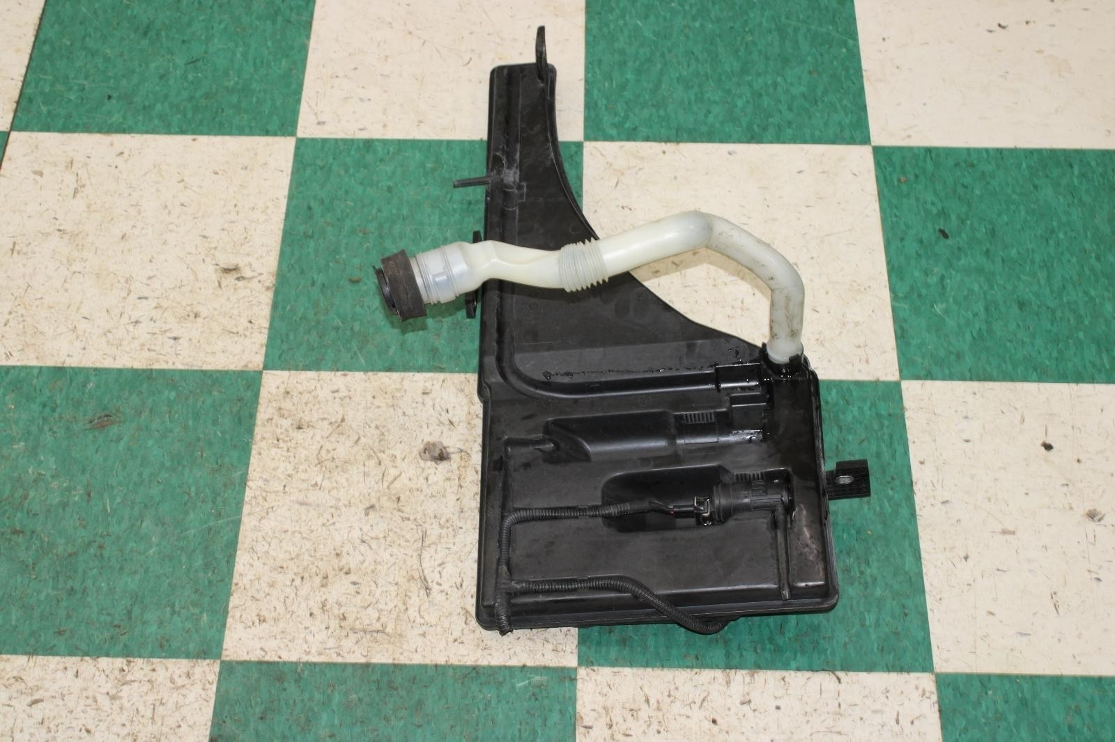 Maserati Ghibli 2014-2021 Washer reservoir