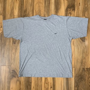 nike small swoosh tee