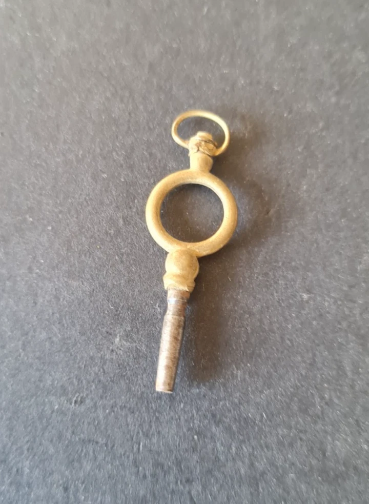 Clé De Montre Ovale En Cuivre – 3,7 Cm – 1,4 Grammes – Modèle N°3 – Occasion Avec Usure Du Temps