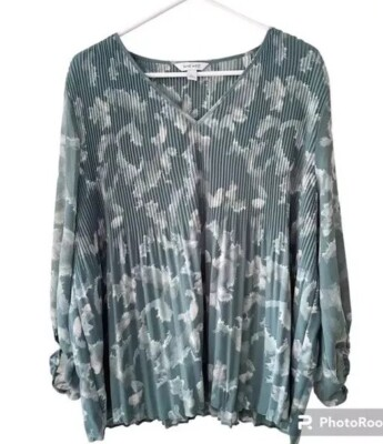 #ad Nine West Blue Green and White V Neck Floral Print Pleated Flowy Blouse $10.00