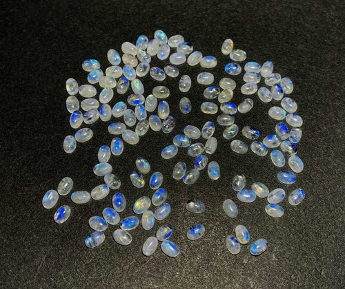 Lote de 157 piezas de piedras preciosas sueltas cabujón ovalado piedra lunar arco iris natural 4x6 mm 100 CT - Imagen 4 de 5