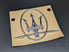 MASERATI TRIDENTE SX LOGO SIGLA EMBLEMA FREGIO STEMMA SCRITTA TARGHETTA BADGE