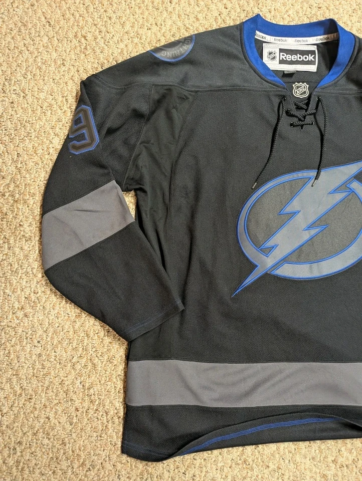 Camiseta deportiva Reebok Steven Stamkos Tampa Bay Lightning BLACKOUT Third NHL XXL RARA NUEVA CON ETIQUETAS Foto 2 de 4