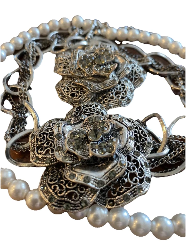 Colar NY&Co Multi Strand pérola falsa tom prata strass flor - Imagem 2 de 3