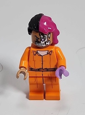 LEGO 70912  Two-Face Harvey Dent Minifigure in Arkham Uniform - NEW