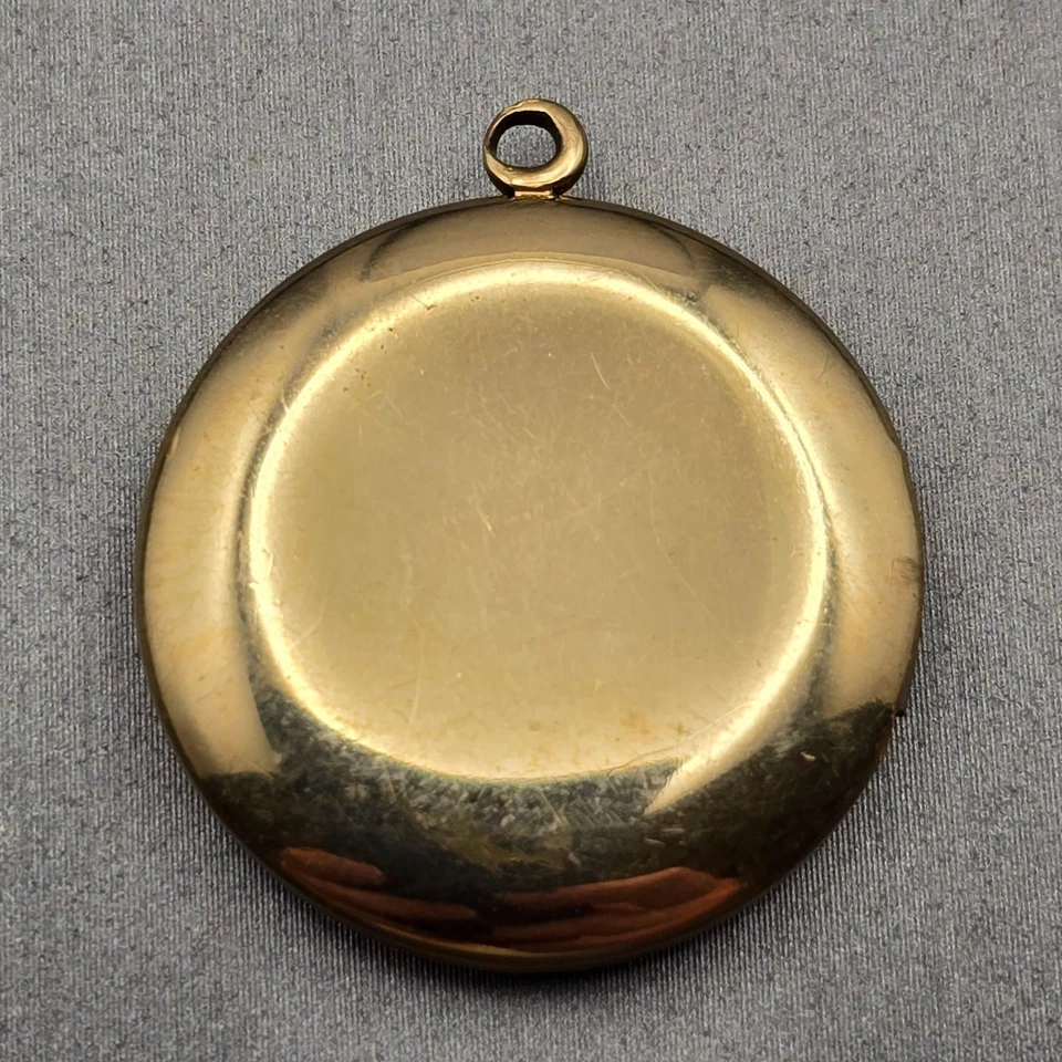 Pingente medalhão floral folheado a ouro vintage 1" corte diamante gravura detalhes texturizados - Imagem 2 de 4