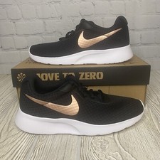 Nike Tanjun Zapatos para Correr Para Mujer’s 6 Negro Bronce Melocotón DJ6257-100 Nuevos