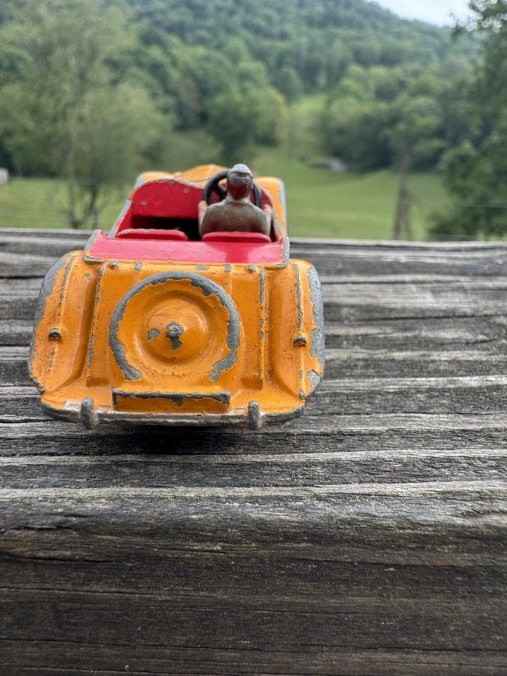 Coche enano Dinky MG de colección - naranja, conductor intacto, falta parabrisas Foto 4 de 4