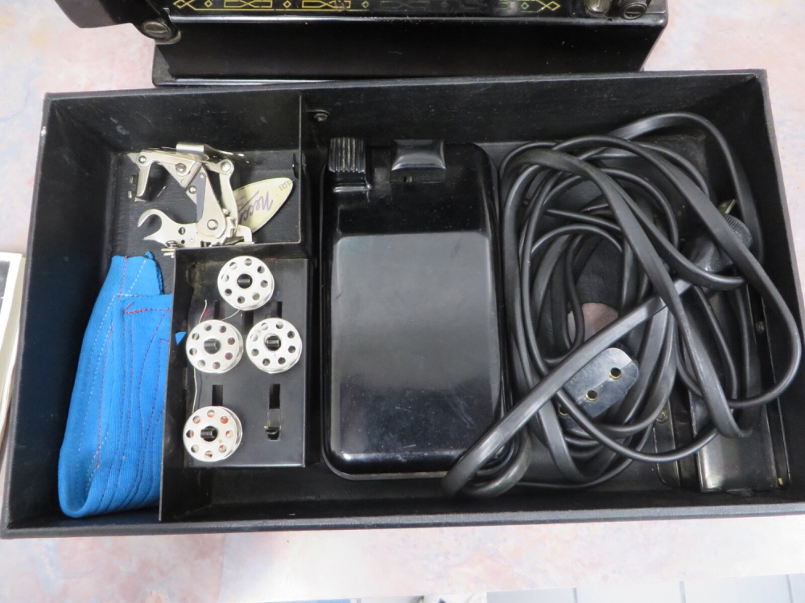 Vintage Singer Portable Electric Sewing Machine 2211 complete + case