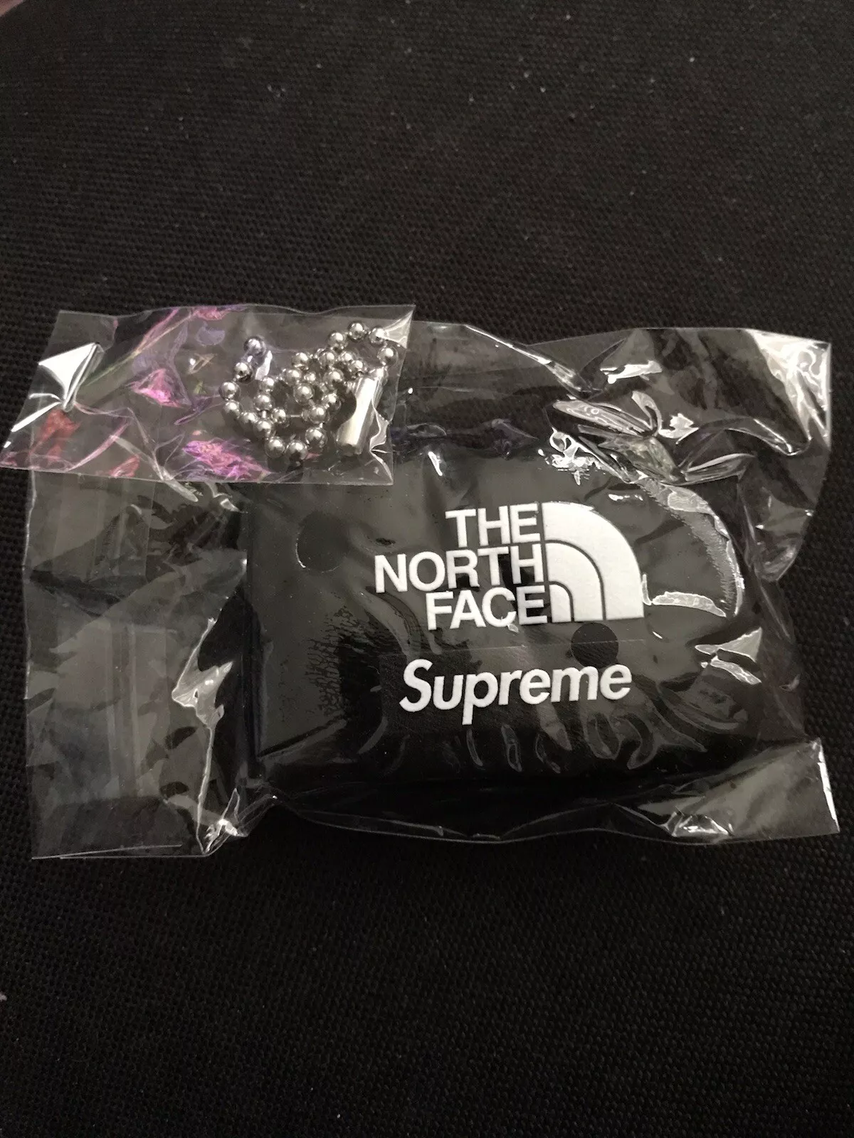 Porte clés flottant Supreme x The North Face noir SS20 flambant neuf dans son sac