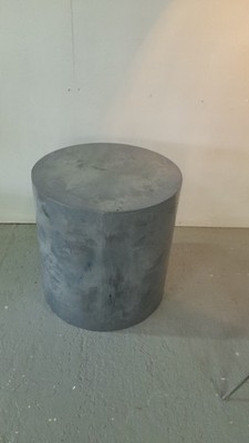 2 zylindrische Sockel, fertig in polierter Betonlackoptik