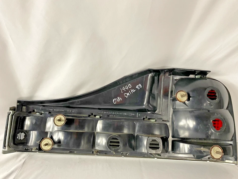 Conjunto de luz trasera Oldsmobile Delta 88 pasajeros 1990-1991 - OEM Foto 4 de 4