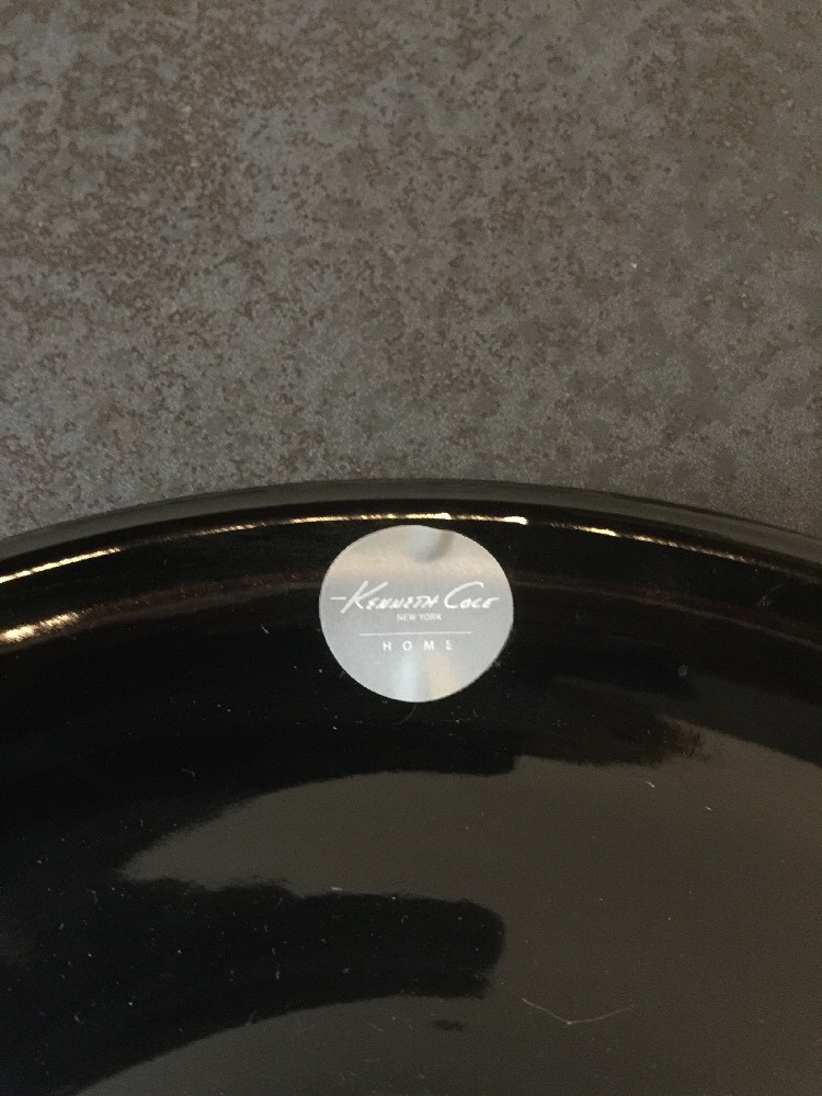 Plat Kenneth Cole New York – Texte Marrant "Step Up To The Assiette", Noir/blanc