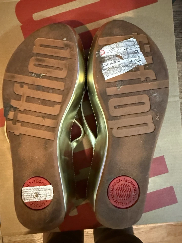Sandalias Fitflop Linny plataforma dorada metálica talla 7 Usadas en Excelente Condición ¡Envío Gratis! Foto 4 de 4