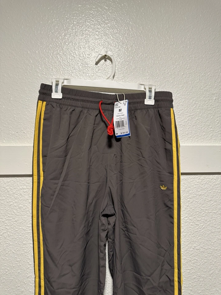 Pantalones de chándal Adidas tejidos talla M para hombre gris amarillo logotipo del trébol baloncesto IY0159 Foto 2 de 4