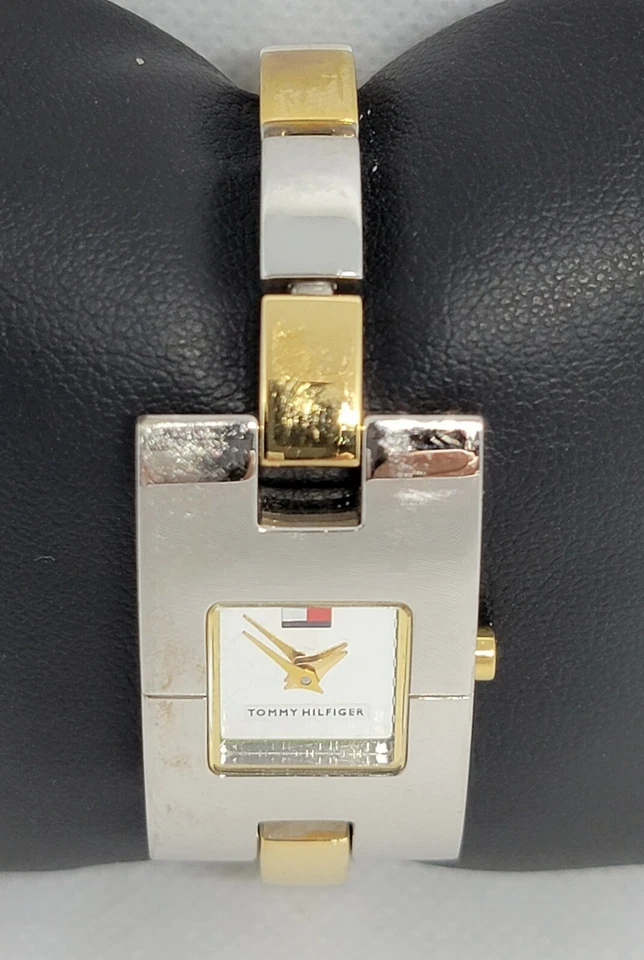 Reloj Tommy Hilfiger para dama dorado tono plata esfera texturizada plateada F80136 E9 Foto 4 de 4