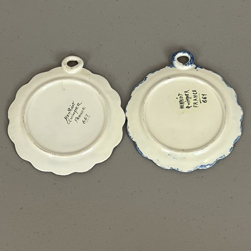 Placas de pared Henriot Quimper Chaudron des Douleurs cita y dama 4,5" de colección Francia - Imagen 4 de 8