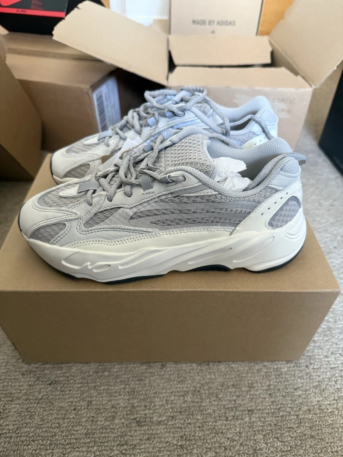 Adidas Yeezy Boost 700 V2 statiche
