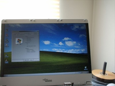 Fujitsu Siemens Amilo Pro V2035 15,4'' Laptop mit Windows XP Home