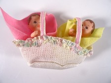 Vintage Barbie Teen Skipper Zubehör Baby-Tragekorb mit Zwillingen rar (20900)