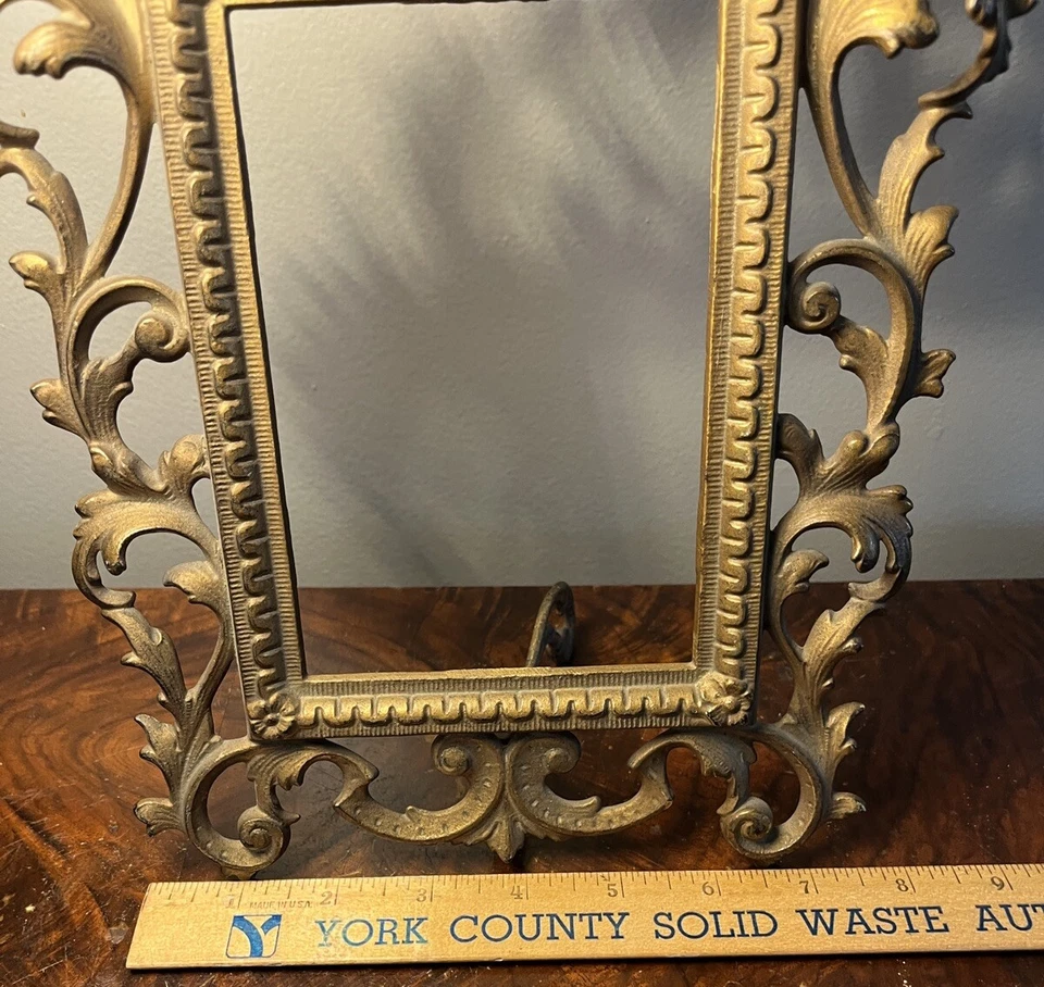 Caballete victoriano para marco de fotos con acabado de hierro fundido tono dorado para foto 6”x4” Foto 3 de 4