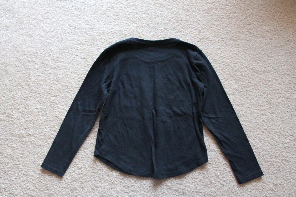 Camiseta Old Navy para niño negra manga larga regular 100 % algodón talla S/P 6 - 7 Foto 2 de 3