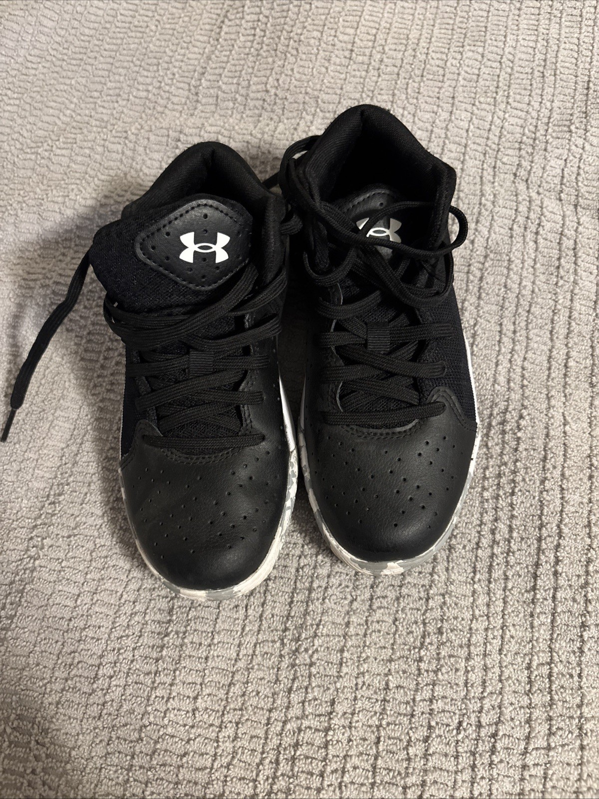 Youth Size 2y Black Mid Top Basketball Sneakers