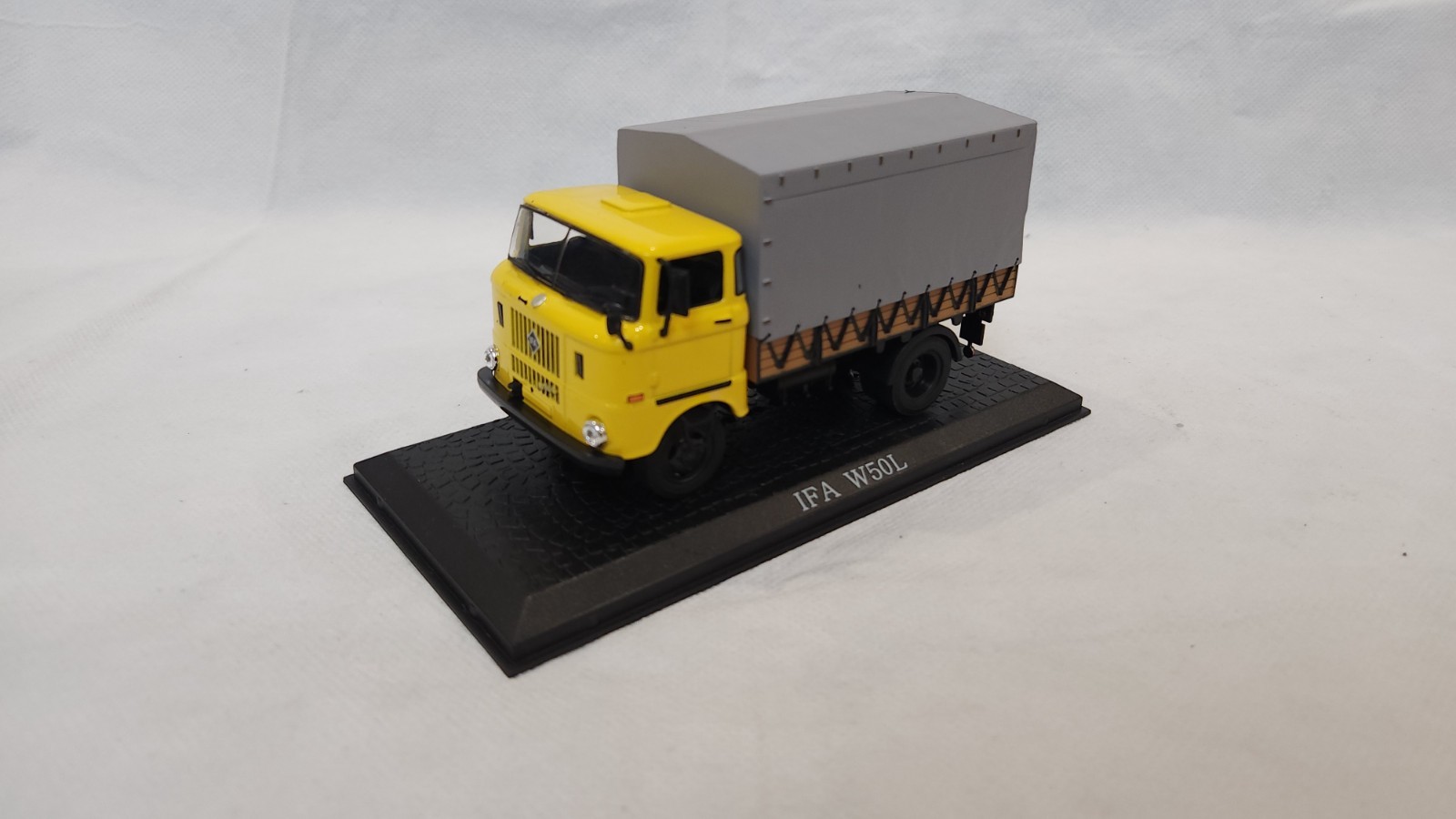 Camion miniature IFA W50L DDR Atlas 1/43 en métal injecté jaune