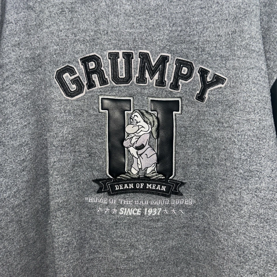Chaqueta Universitaria Cosida Disney Exclusiva Propiedad De Grumpy U Dean Of Mean L Foto 3 de 4