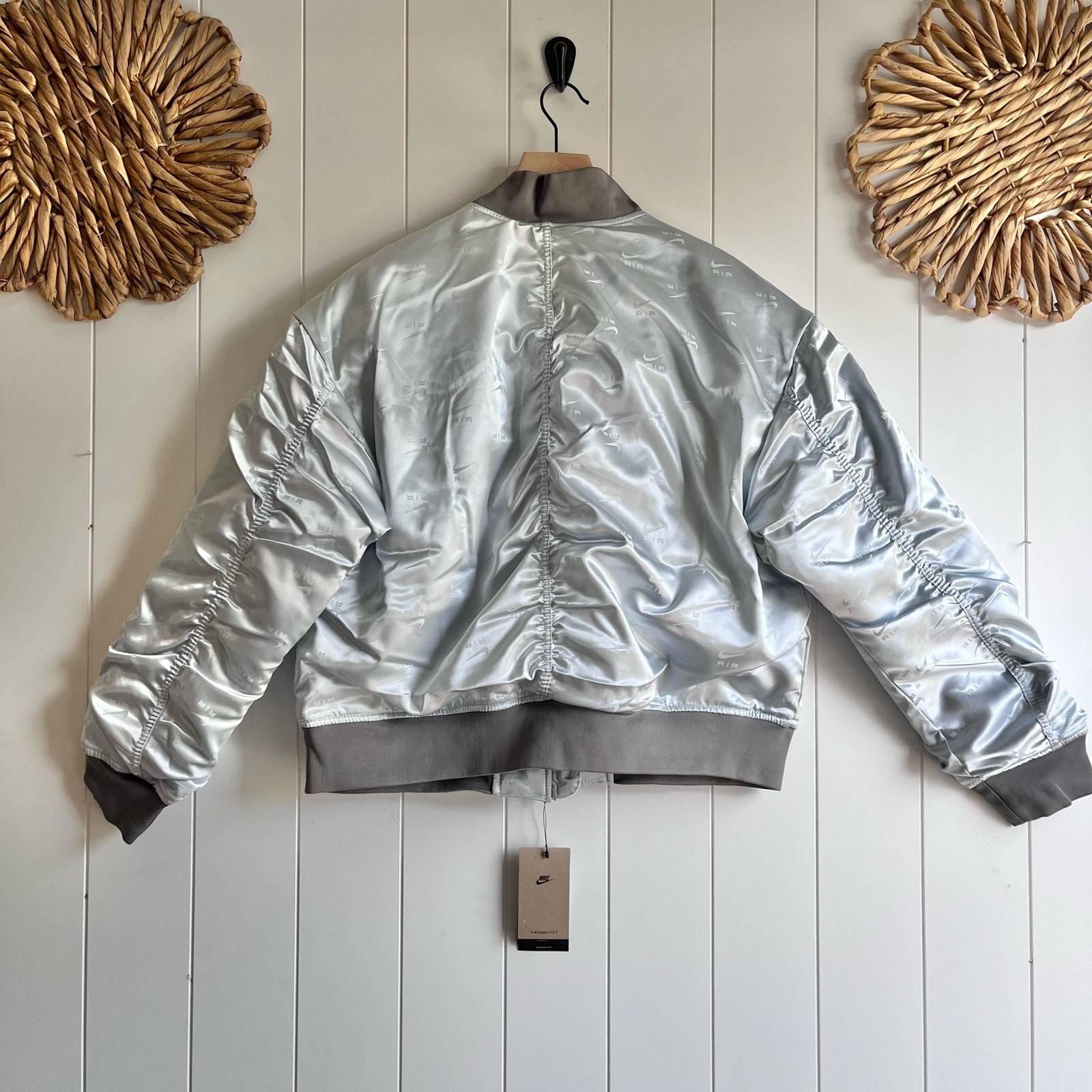 SACAI X NIKE Nike Air Bomber Jacket Large metallizzato increspato logo boxy autunno inverno streetwear