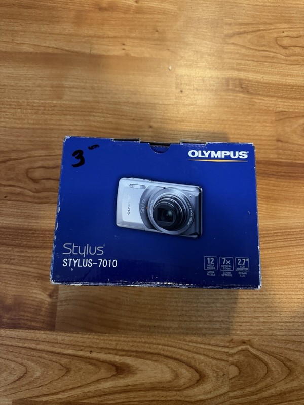 Olympus Stylus 7010 12MP 7x Zoom 2.7in LCD USB Silver Compact Camera Brand New O