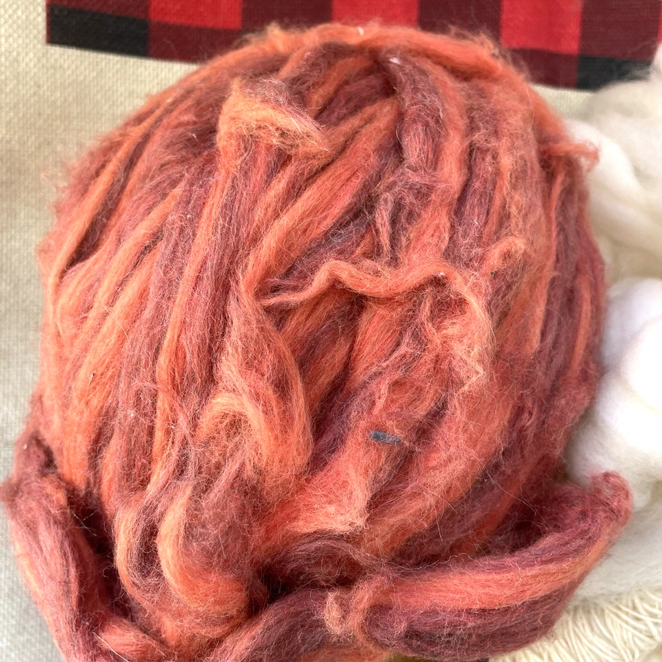 Fuso de gota, fibras brancas de ovelha, laranja avermelhado, fio de lã branca: total 7-8 oz - Imagem 3 de 4