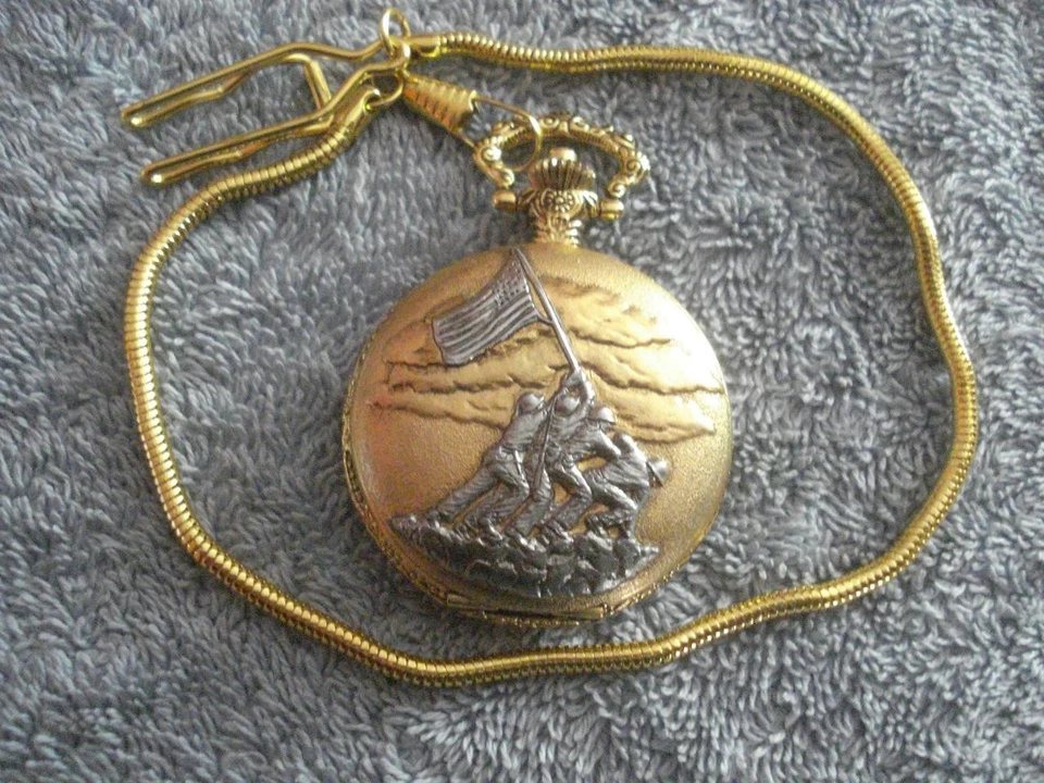 RELOJ BOLSILLO COLECCIONABLE CONMEMORATIVO DE LA SEGUNDA GUERRA MUNDIAL "LEVANTANDO LA BANDERA EN IWO JIMA" Foto 3 de 4