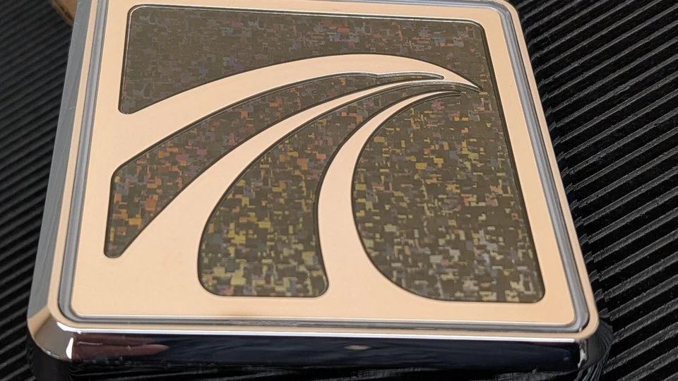 3506645C3 International Diamond Eagle Capucha Emblema 9200i 9400i 9900i Iridiscente Foto 4 de 4