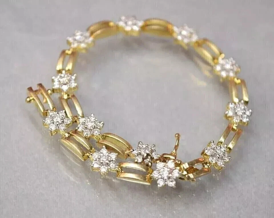 Brazalete de flores de diamantes de corte redondo de 6 quilates creado en laboratorio para ella enchapado en oro amarillo de 14 quilates Foto 2 de 4