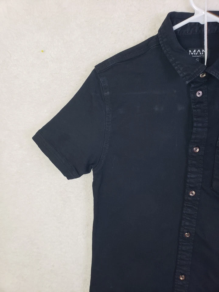 Camisa Boohoo Hombre Pequeña Negra Mezcla Algodón Manga Corta Abotonada Elastizada Denim Foto 2 de 4