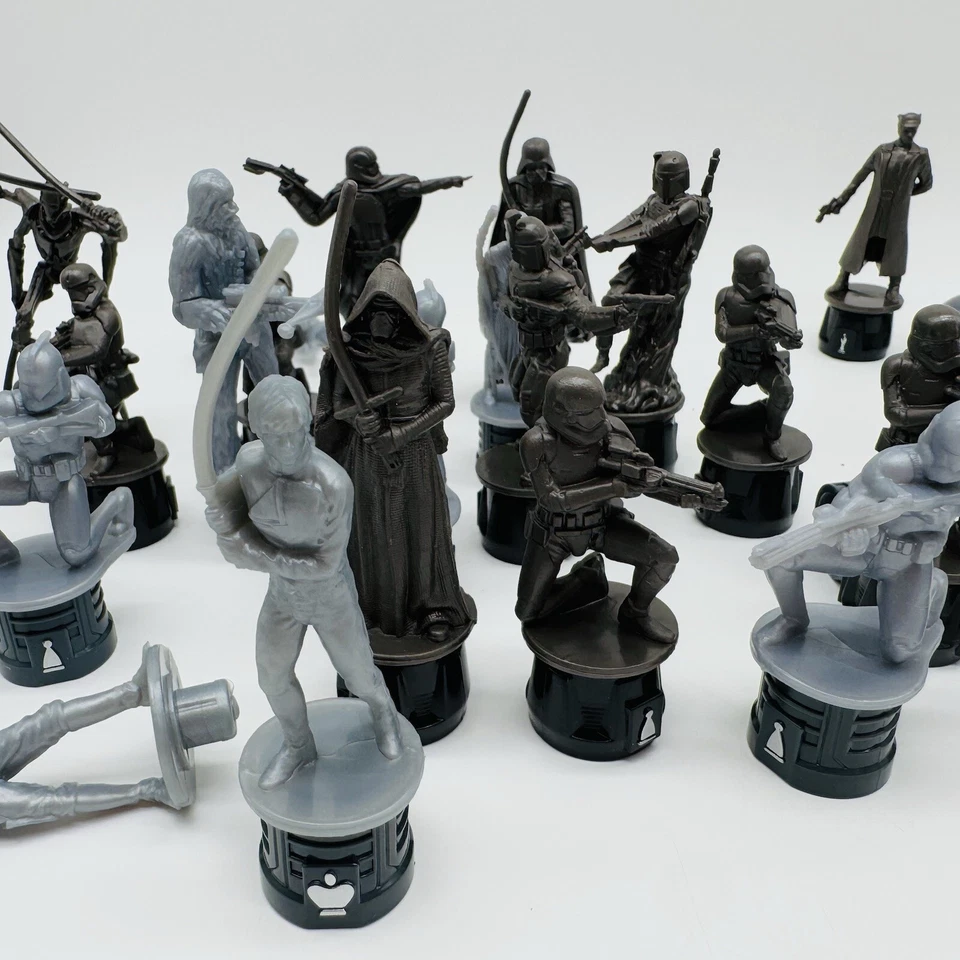 Hasbro Star Wars Force Awakens 2014 25 piezas de ajedrez de plástico solamente Foto 3 de 4