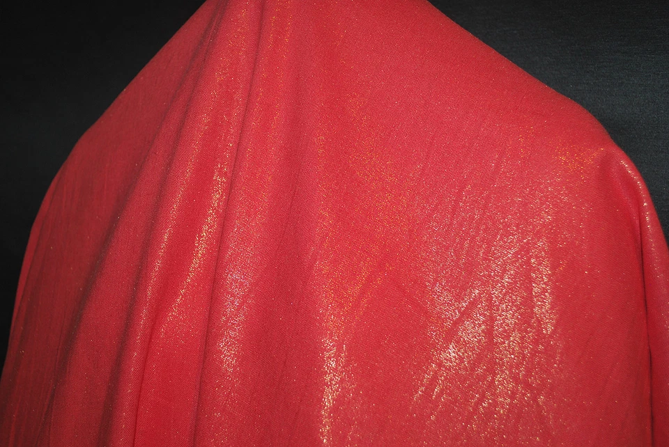 Tecido de linho rayon nebuloso folha allover lindo brilhante dourado sobre coral - Imagem 3 de 4