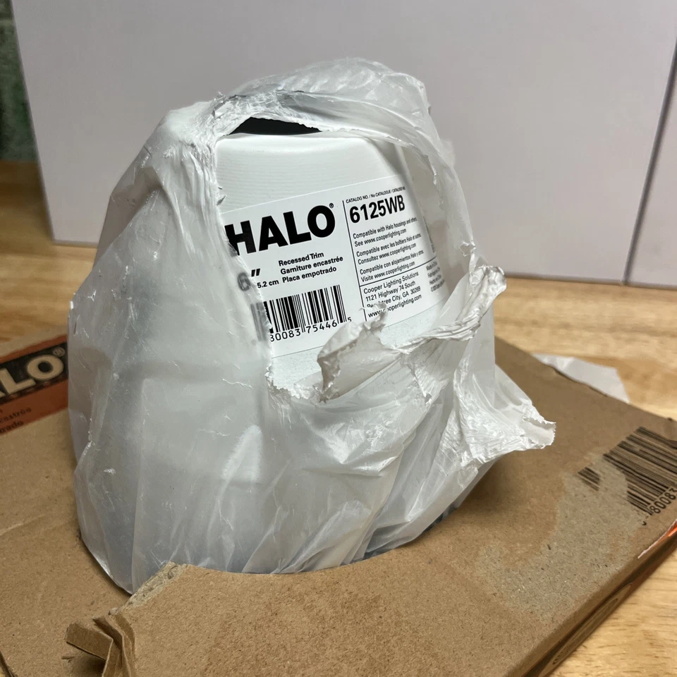 Deflector de cono de lámpara blanca Halo 6” con borde empotrado de brida automática - RE6125WB Foto 2 de 3