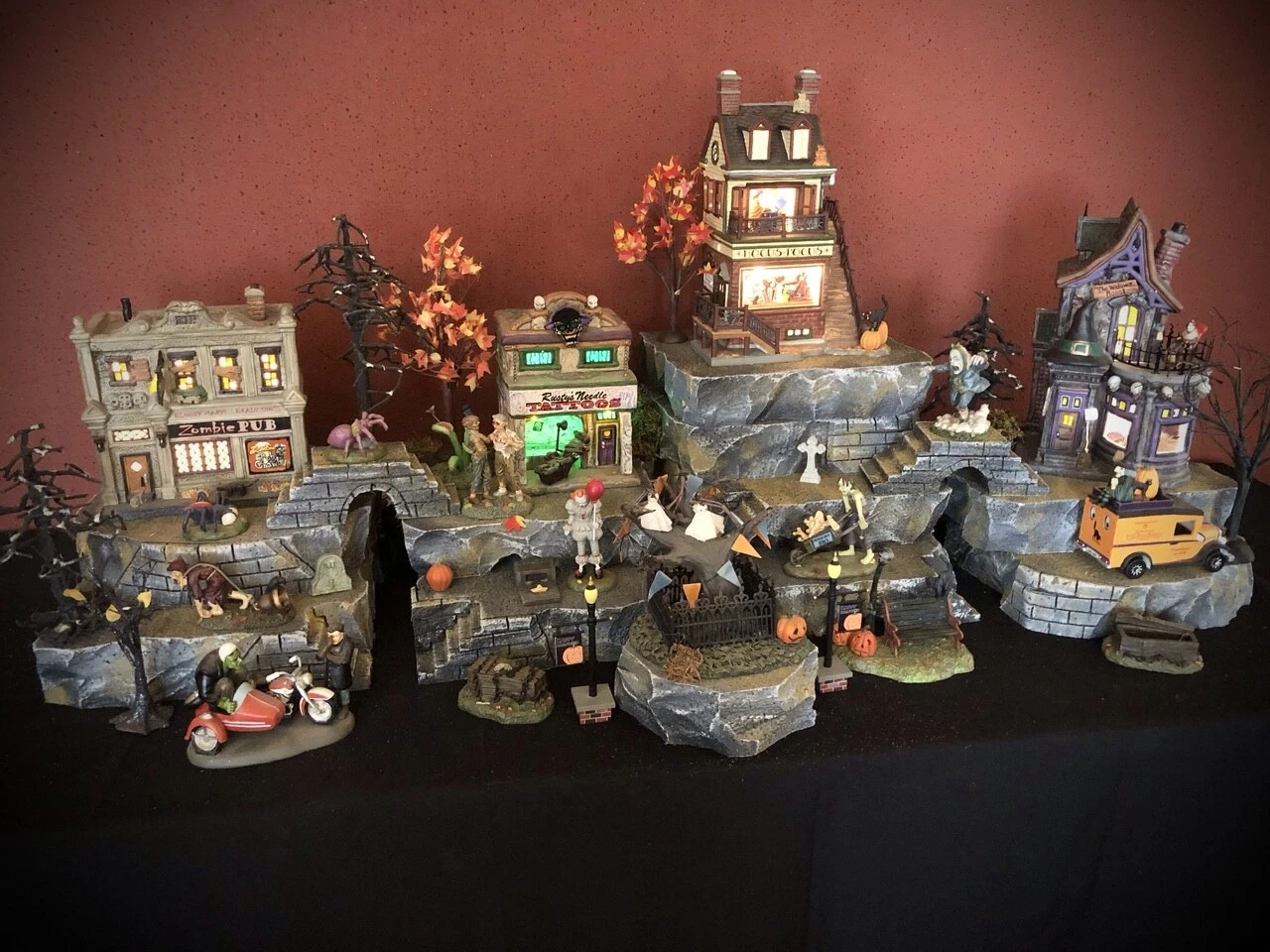 SET OF 10 INDIVIDUAL DISPLAY PLATFORMS + 2 BRIDGES FOR DEPT 56 HALLOWEEN VILLAGE