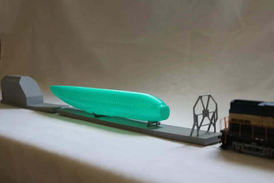 HO Scale Boeing 737 Fuselage and Cargo 11" or 15.25" - Image 2 of 4