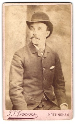 Fotografie J.J. Simons, Nottingham, 4 Ram Yard, Sitzender Herr mit Schnurrbart  
