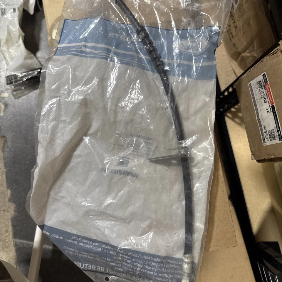 Manguera de freno del lado del conductor 2013-2020 DG9Z2078E Ford Fusion Lincoln MKZ fabricante de equipos originales Foto 3 de 4