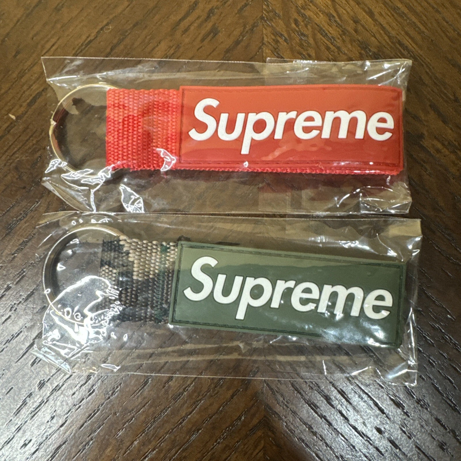 Porte clés Supreme Sangle Neuf (camouflage rouge et vert)