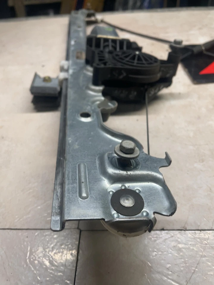 99-07 GMC SIERRA 1500 00-06 SUBURBAN 00-06 YUKON Left Front Door Regulator OEM - Изображение 2 из 4