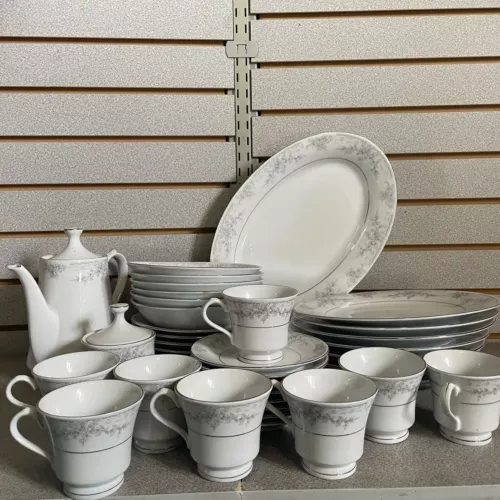 Beautiful Noritake Legendary Sweet Leilani Fine China Set (43 pieces)  VINTAGE